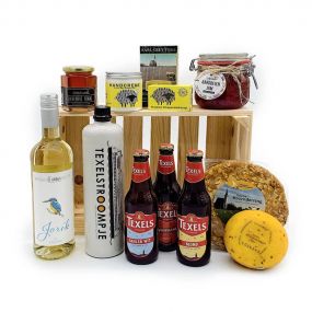 Holzkiste mit Geschenken von Texel-Produkten